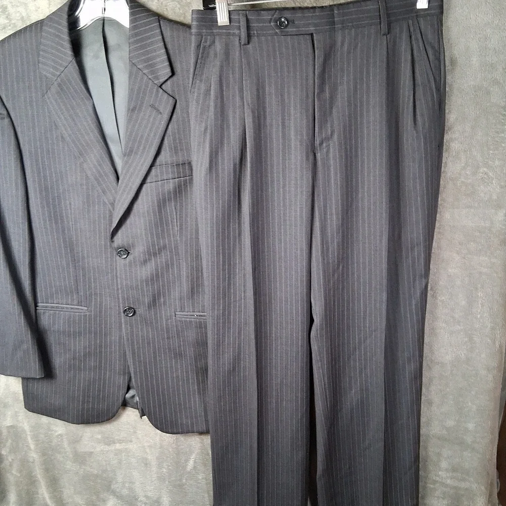 Jones New York 2 Piece Suit Men's 36R 28x28 Gray Striped 2 Button Front
